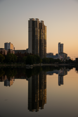 城市湖面倒影