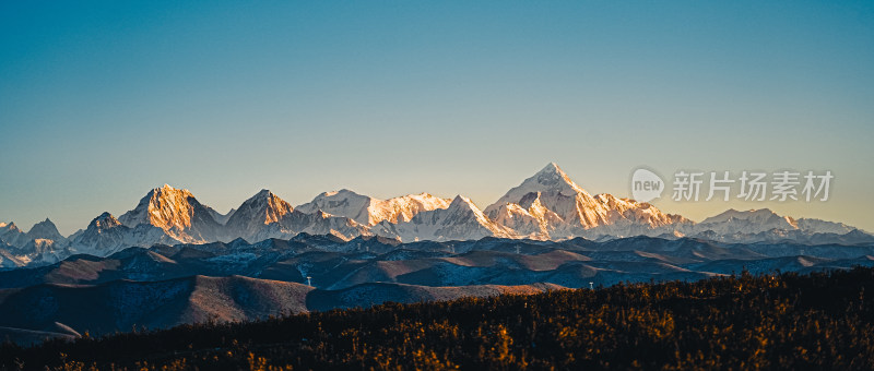 壮丽雪山全景图