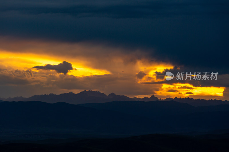 青藏高原远处山脉日落晚霞