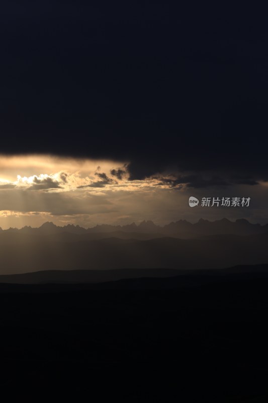 阿坝山脉日落