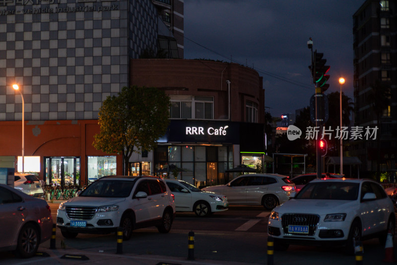 夜色中的RRR Cafe及其周边街道景象