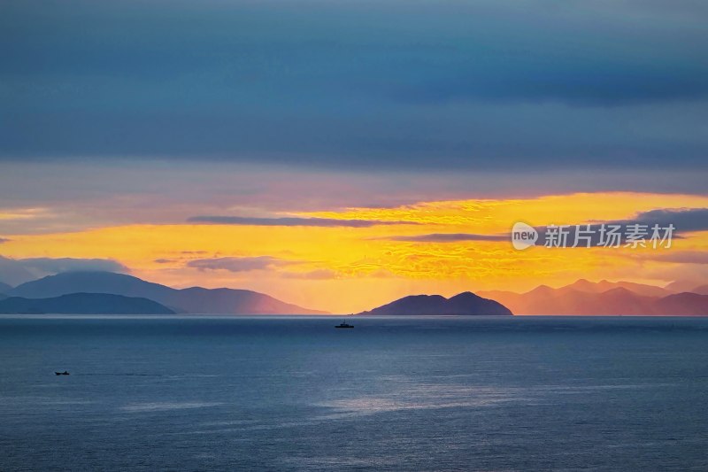 海上日出时分的山水风光