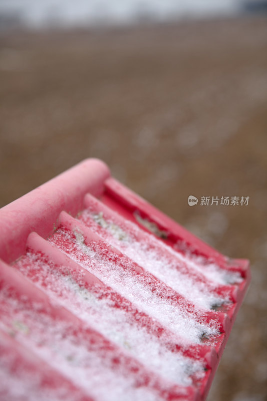 红色的小瓦和残存的积雪