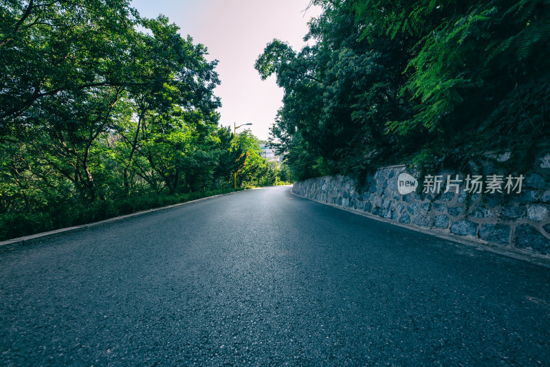 夏季白天盘山柏油公路