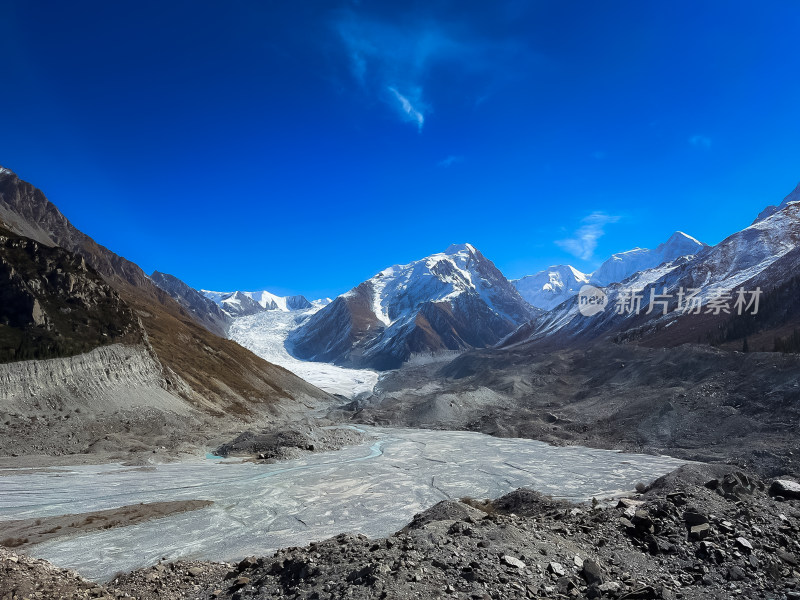 雪山下的河谷森林风景