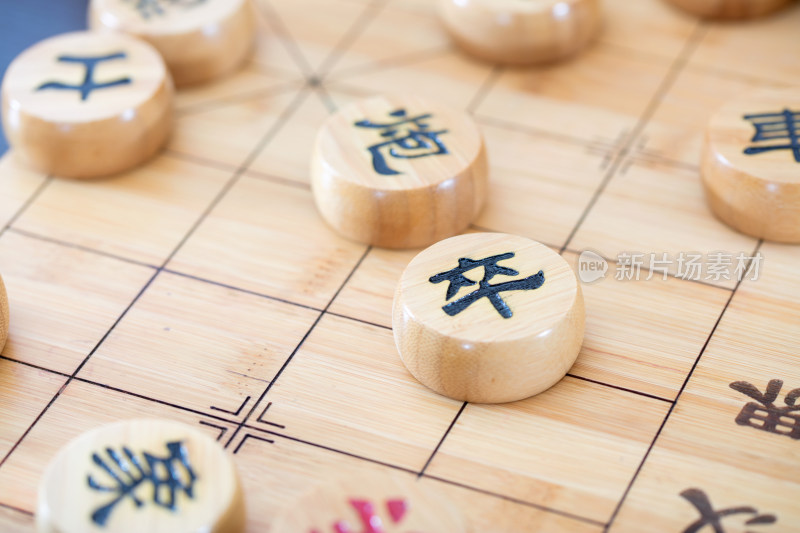 汉字书写的中国象棋棋子在棋盘上