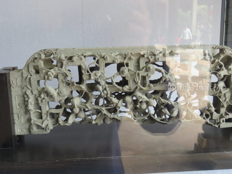传统镂空石雕工艺品展示