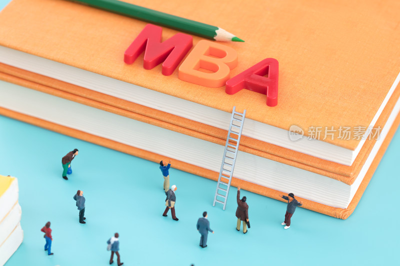 微缩创意众人追逐考取MBA学位