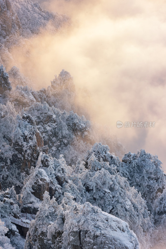 寒冷冬天大山雪后云海阳光航拍