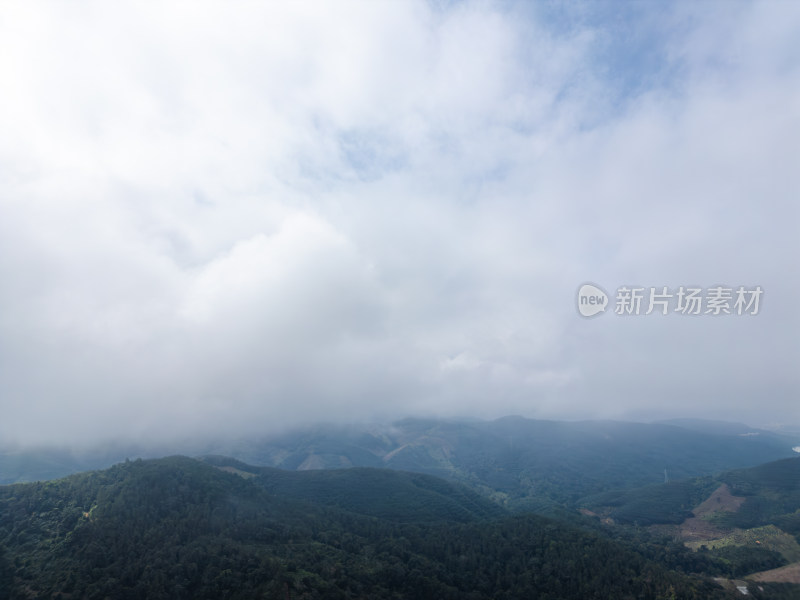 航拍云雾缭绕的山脉自然风光全景