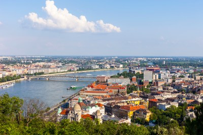 匈牙利首都布达佩斯盖莱尔特山眺望多瑙河