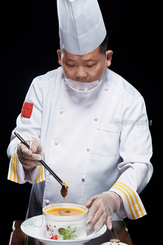 精心制作菜品的高级粤菜厨师