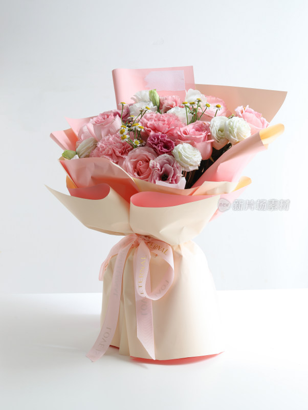 白色桌面上一束粉色的鲜花