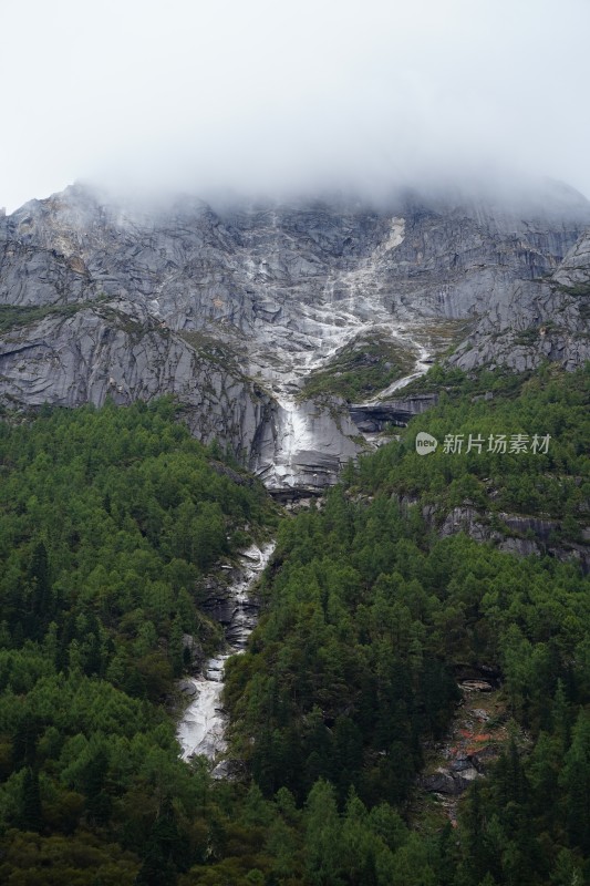 四川阿坝藏族羌族自治州四姑娘雪山风貌