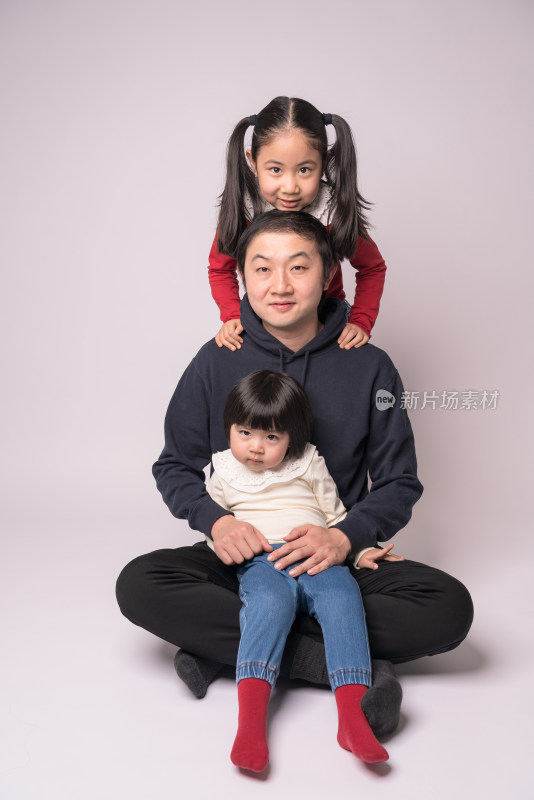 年轻的中国父亲和两个女儿