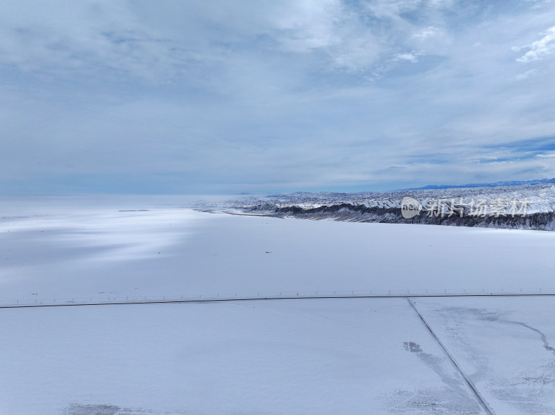 中国新疆阿勒泰冬季雪景茫茫雪原与雪山