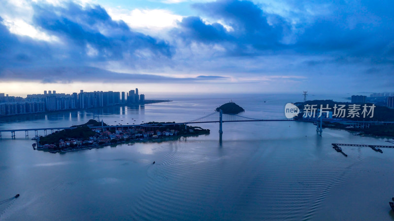 广东汕头妈屿岛旅游区海湾大桥清晨航拍图