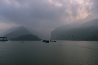 长江三峡重庆奉节瞿塘峡中航行的货轮