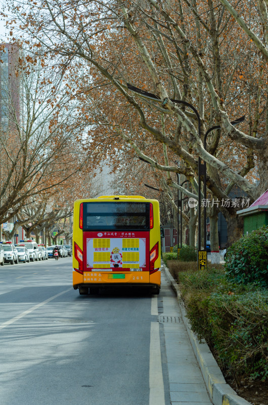 陕西渭南的城市街道上的公交车