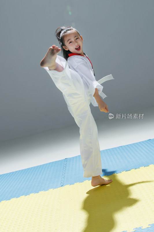 小女孩练习跆拳道