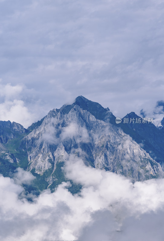 云南省德钦县-夏季云雾中的高原山地风光