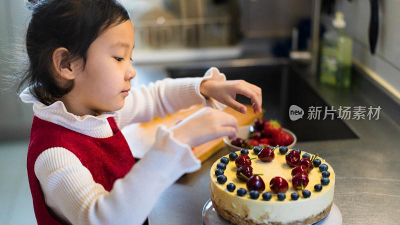 中国籍女童认真的制作蛋糕