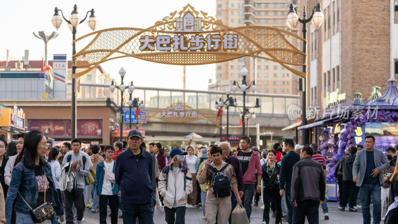 中秋节假期在中国新疆国际大巴扎游玩的游客