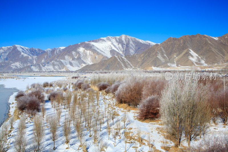 中国西藏冬季拉萨河雪景及拉萨河大桥