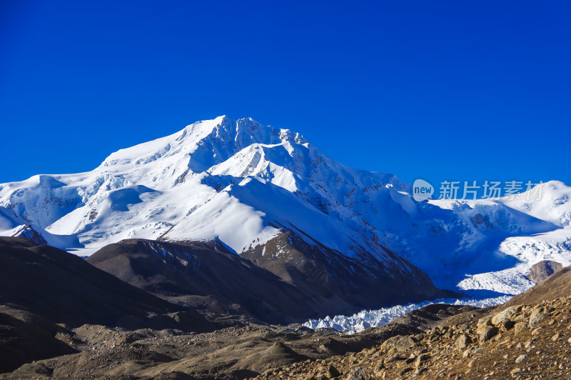 西藏雪山希夏邦马峰自然风景