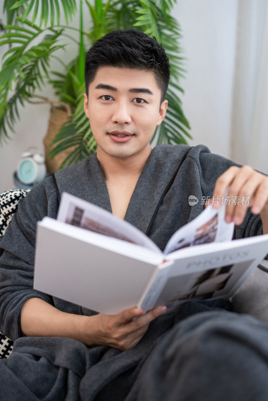 年轻男子在家看书