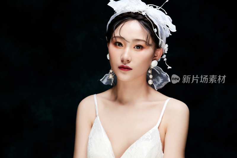 黑色背景下的女性复古婚纱妆面