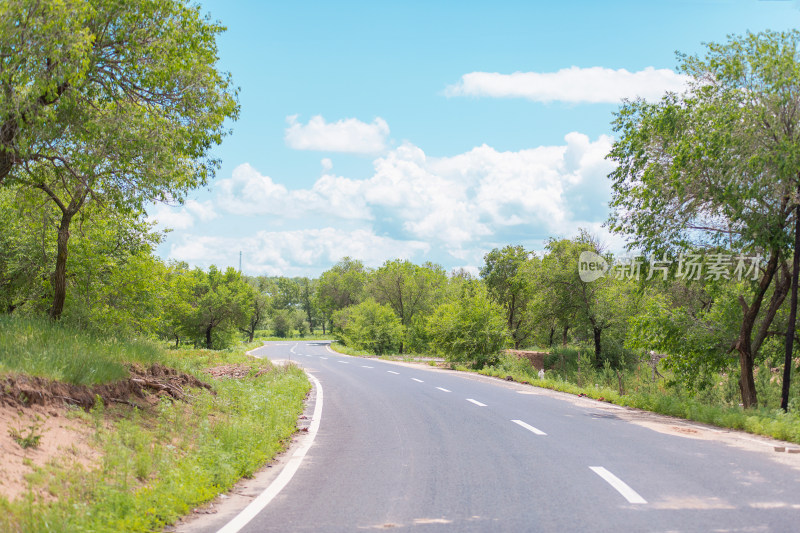 夏日小清新风格蓝天公路