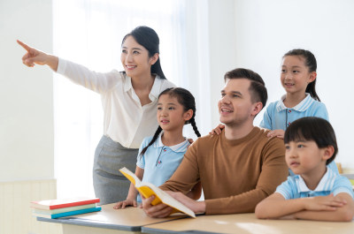 年轻老师在和学生在教室