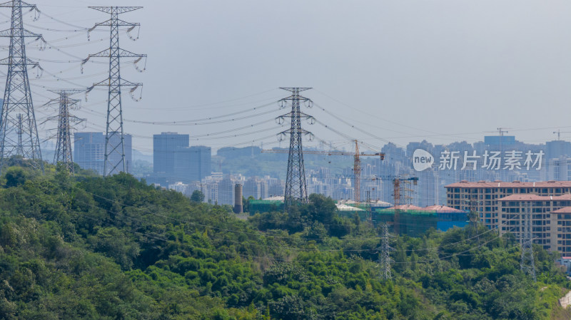 晴天航拍山城城市风光、高压电塔、电线