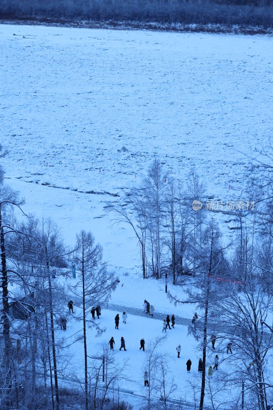 户外雪地中多人散步的冬日景象