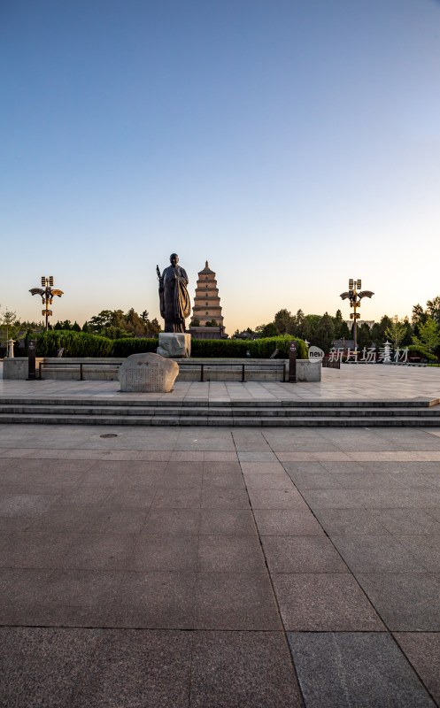 清晨的西安大雁塔大雁塔南广场玄奘雕塑景观