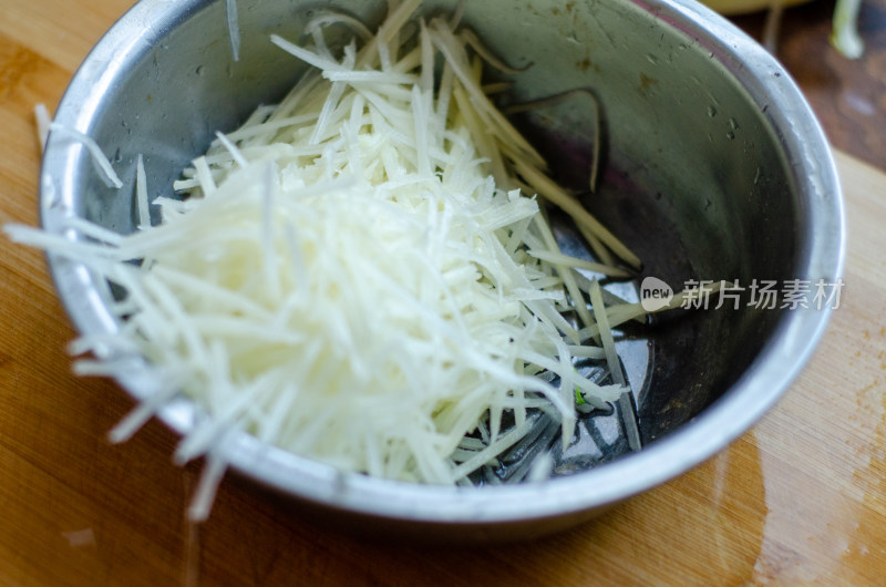 切丝备用的土豆丝食材