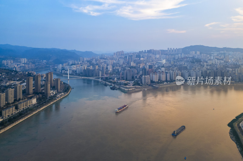 重庆涪陵城市全景与河流交汇的壮丽景观