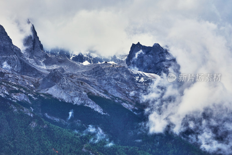 云海中的玉龙雪山