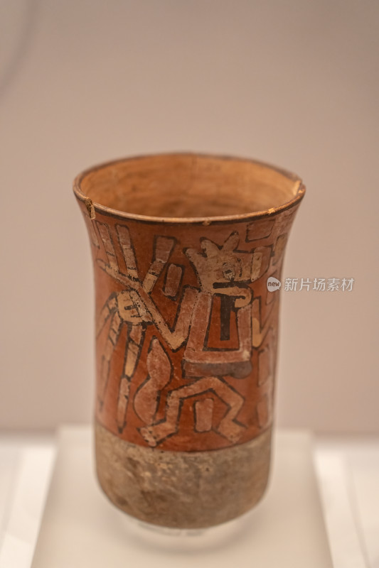 秘鲁纳斯卡文化晚期持飞镖人物陶瓶