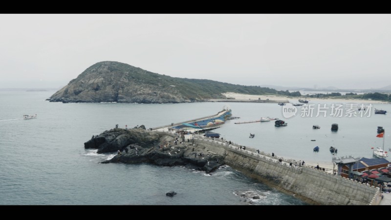 海边码头及远处岛屿景观