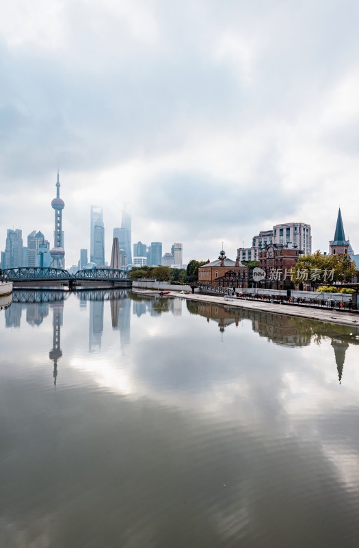 上海城市河流旁的高楼景观