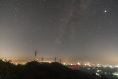 山顶夜景星空璀璨搭配风车景致