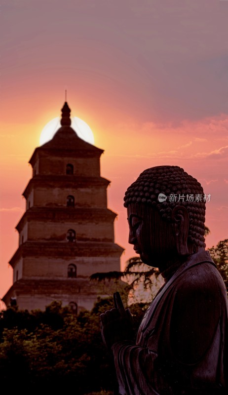 夕阳下西安大慈恩寺遗址佛像与古塔景观