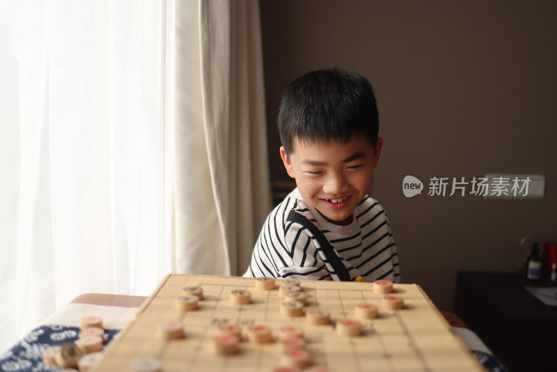 正在下中国象棋的中国小学生