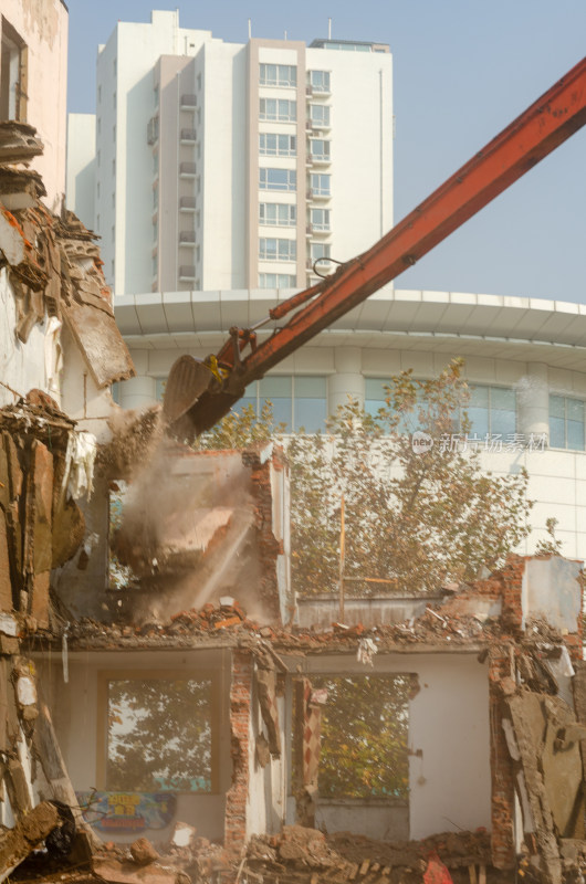 挖掘机拆除建筑的施工现场