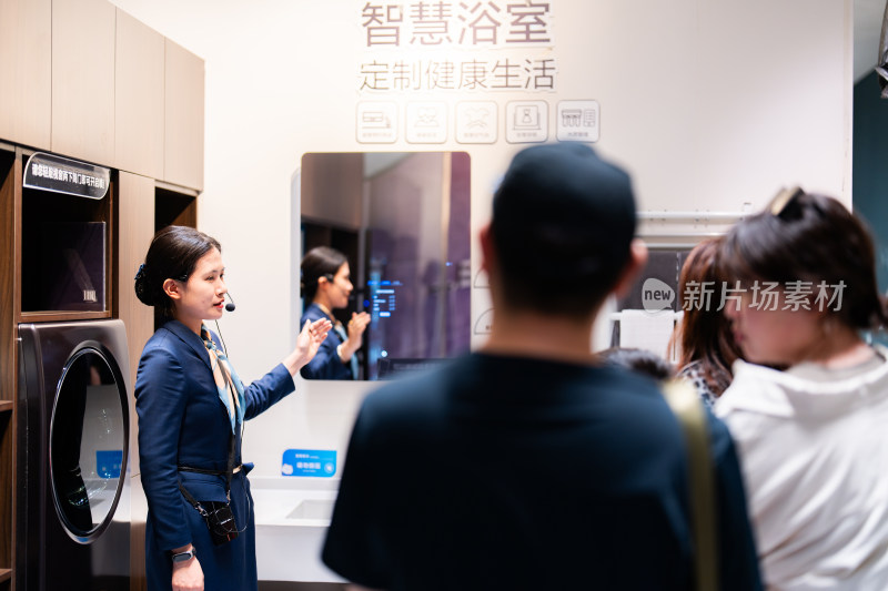 讲解员介绍智慧浴室产品