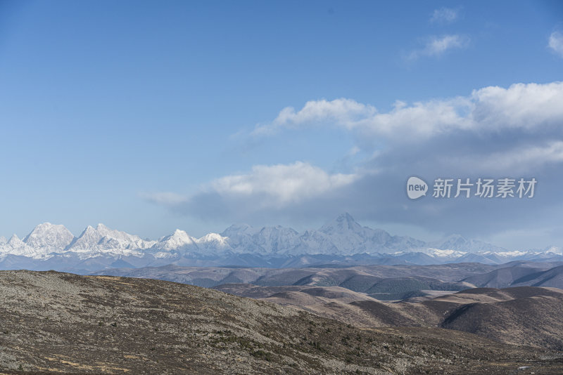 壮丽贡嘎雪山远景下的连绵起伏山脉