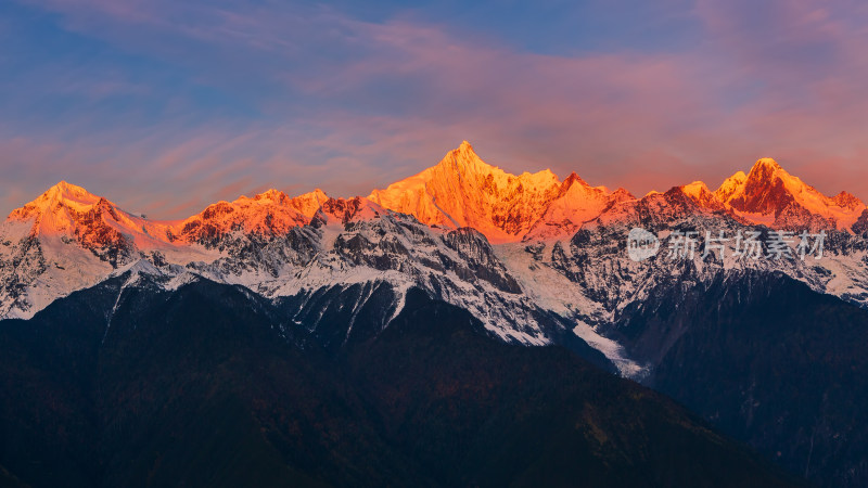 日照金山壮丽雪山景观