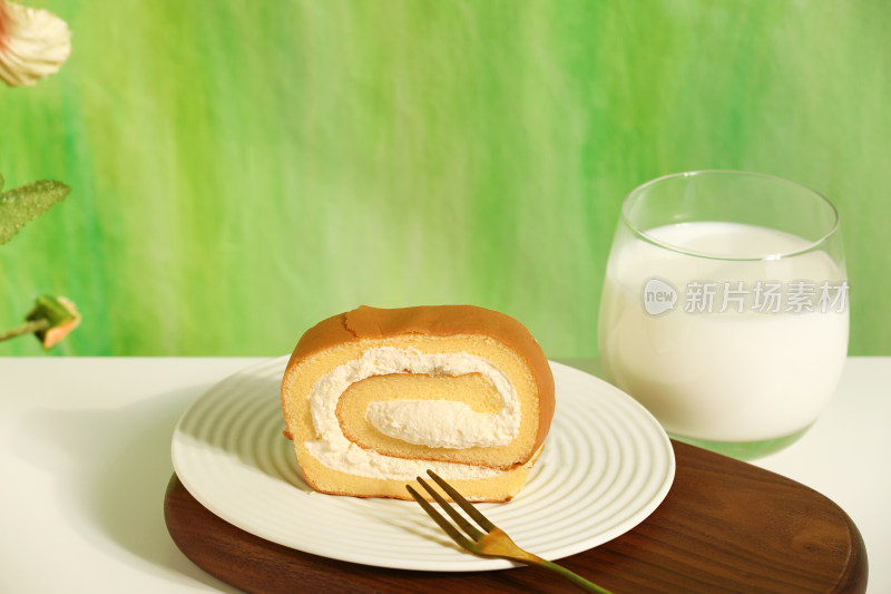 白色桌面上的早餐面包和牛奶